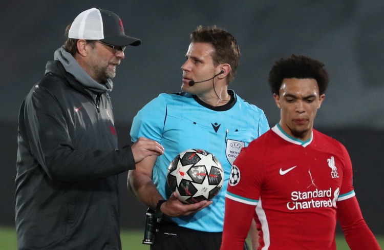 什么是“开牌权”？解析扎金花对决中的战术主动权。（解读扎金花的开牌权：掌控对局主动的关键）